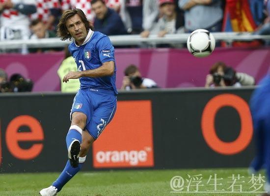 45岁皮尔洛神级发挥！30米任意球直挂死角：精准制导 无与伦比的弧线